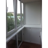 Балкон из ПВХ профиля вид изнутри со шкаф-тумбой